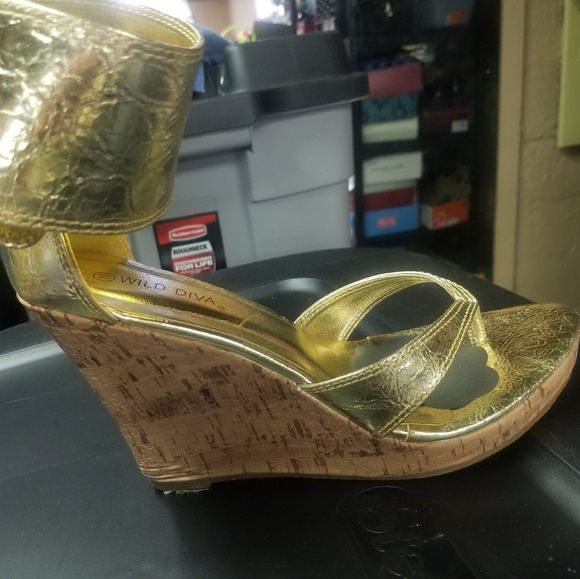 Gold thong wedge sandals - Picture 2 of 3